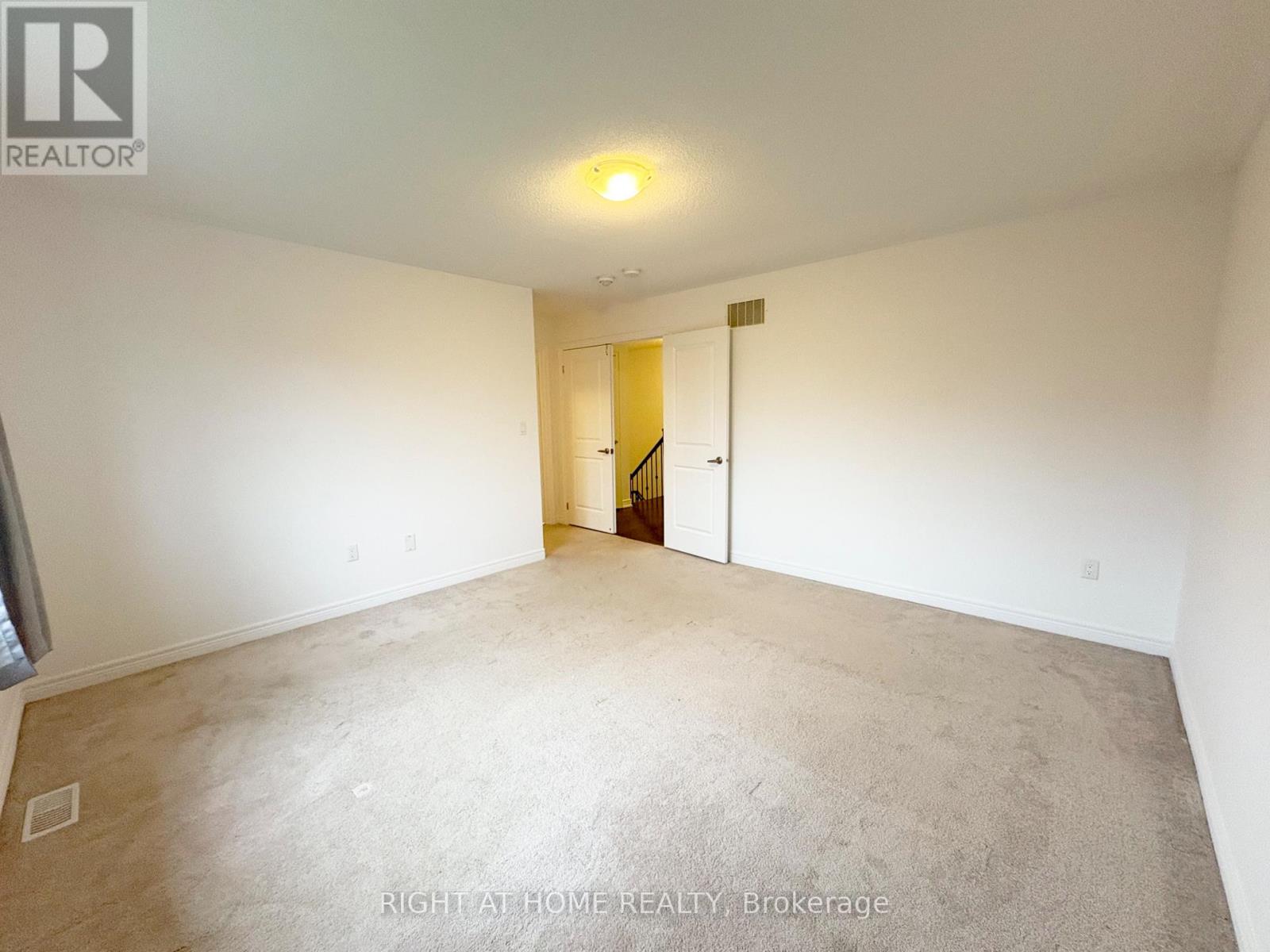 1528 Mcroberts Crescent Property Photo 7