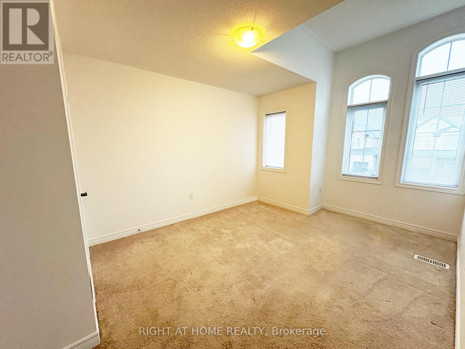 1528 Mcroberts Crescent Property Photo 12