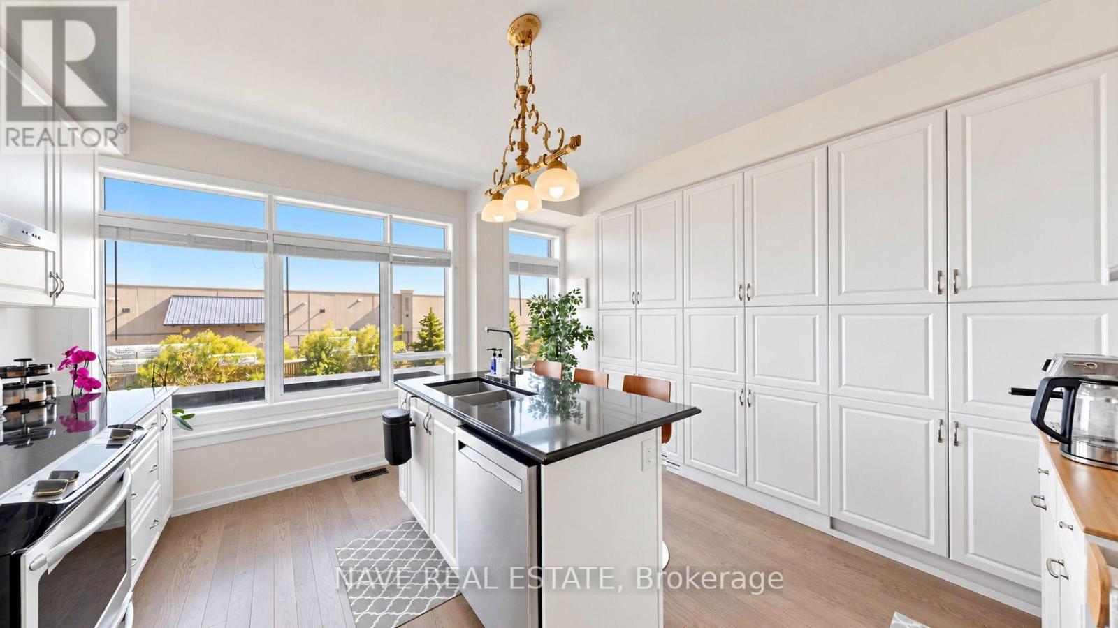 80 Troon Avenue Property Photo 8
