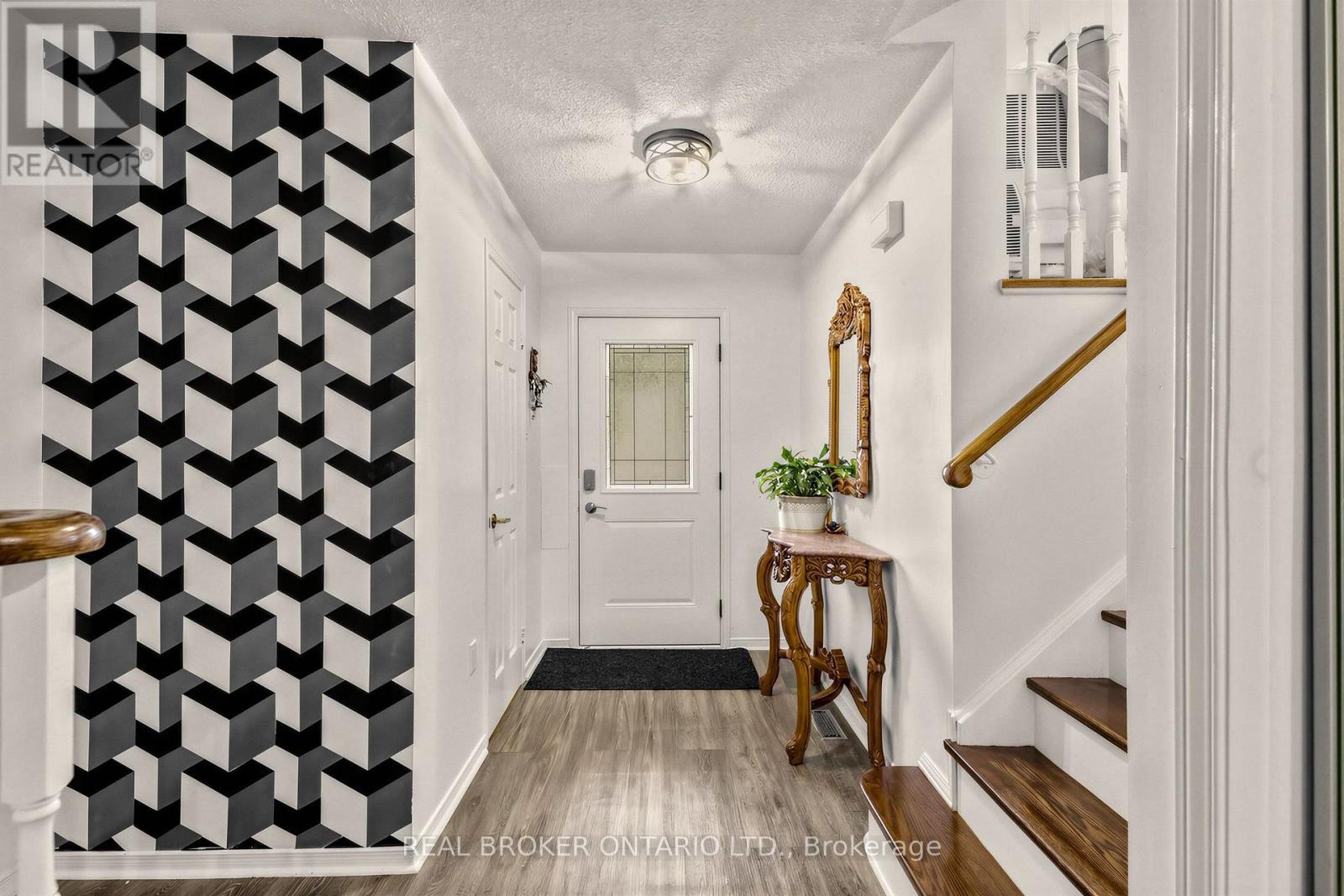 26 White Boulevard Property Photo 3