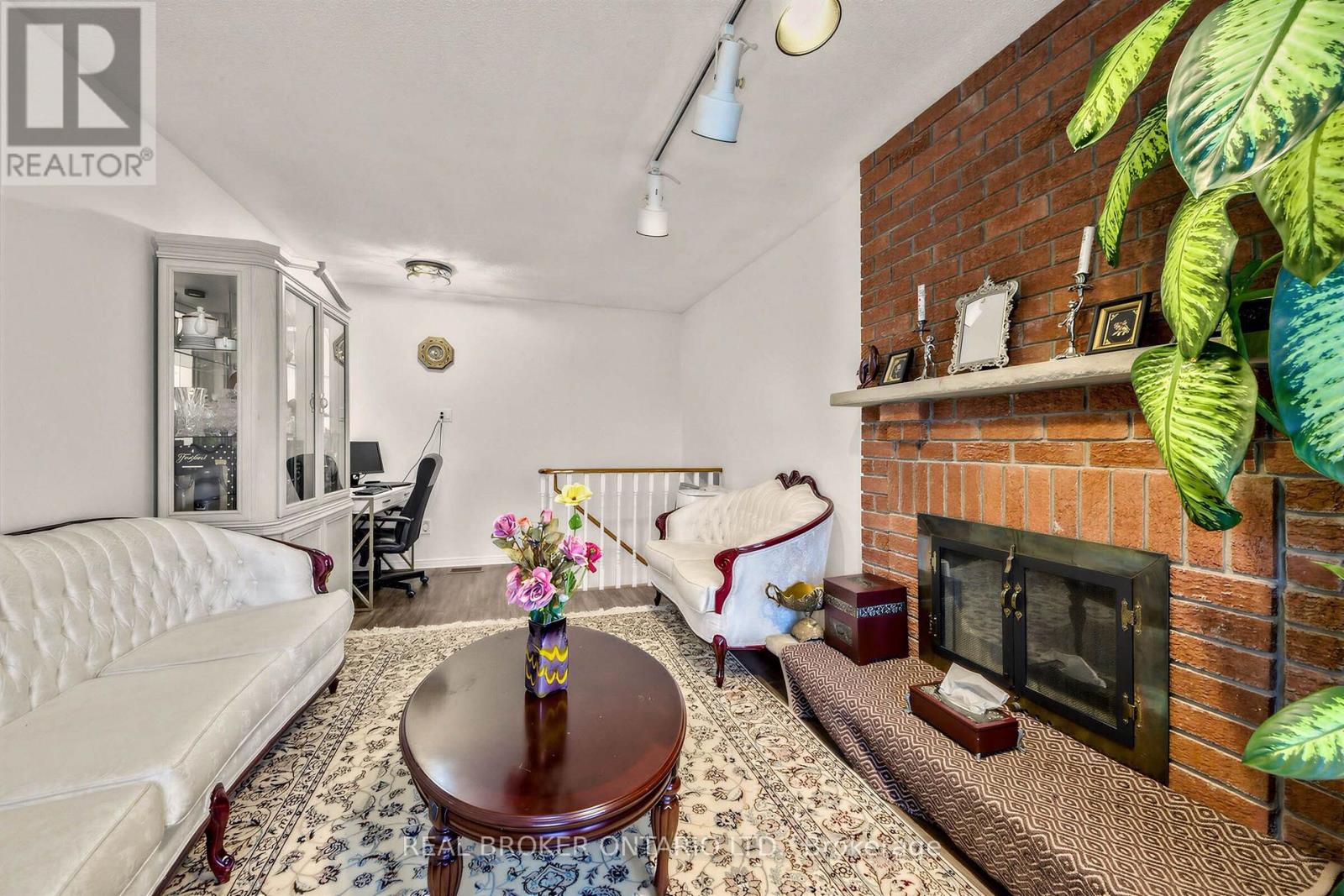 26 White Boulevard Property Photo 5