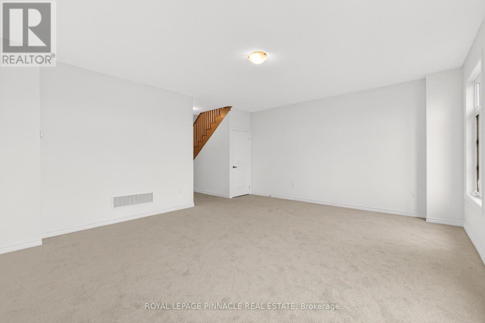 69 Inverary Crescent Property Photo 8