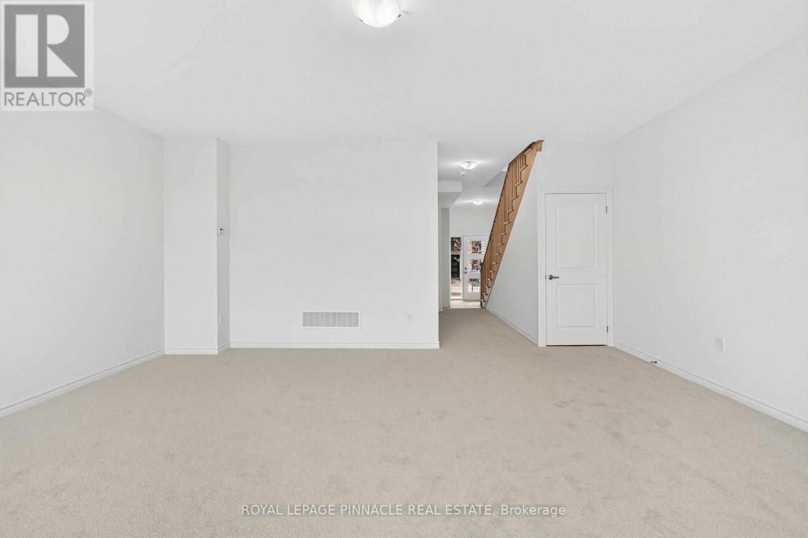 69 Inverary Crescent Property Photo 10
