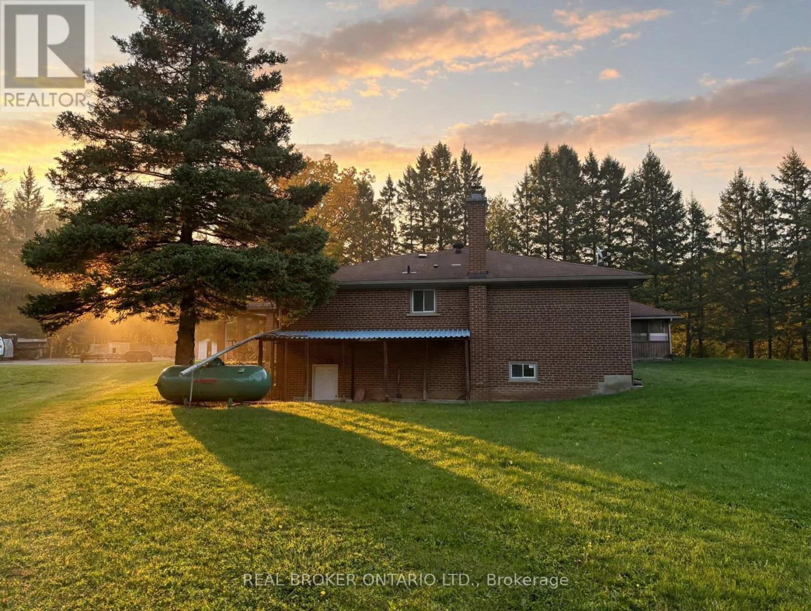 2955 16th Side Road Property Photo 4