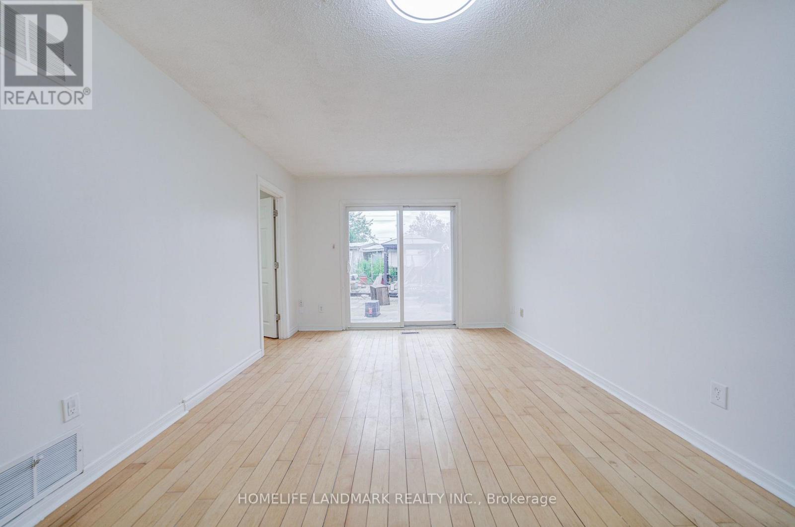 8 Fullerton Crescent Property Photo 9