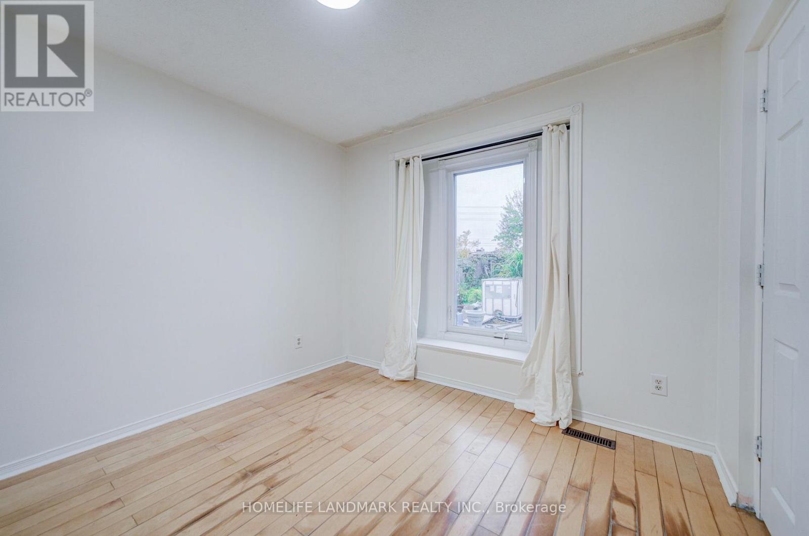 8 Fullerton Crescent Property Photo 13
