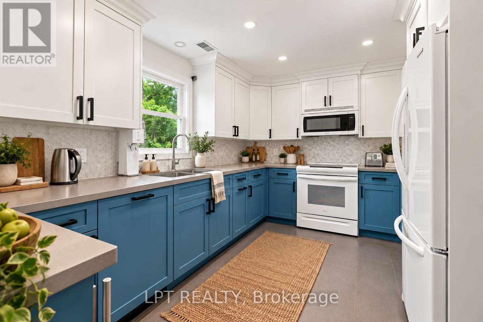 678 Lake Drive E Property Photo 11