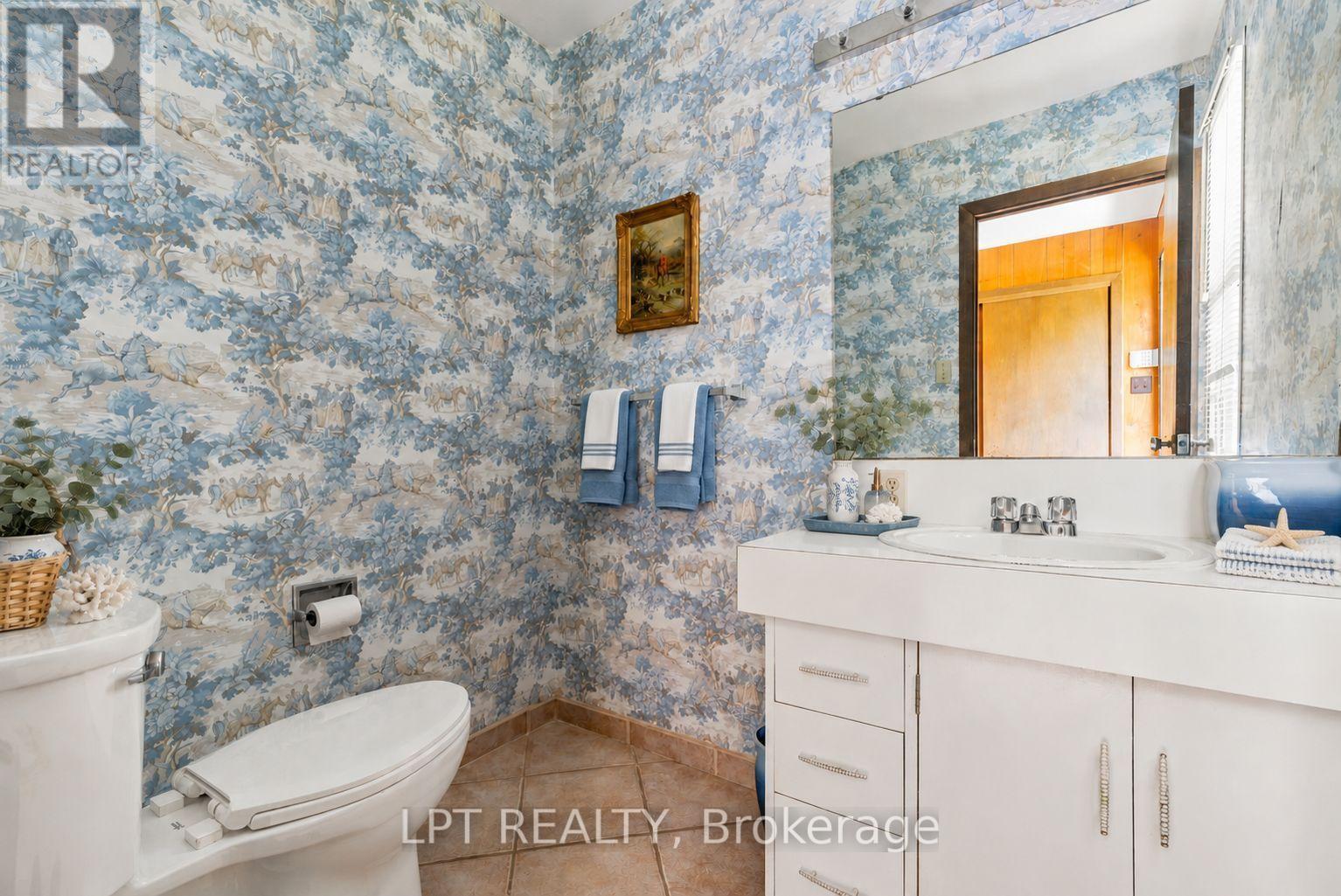 678 Lake Drive E Property Photo 27