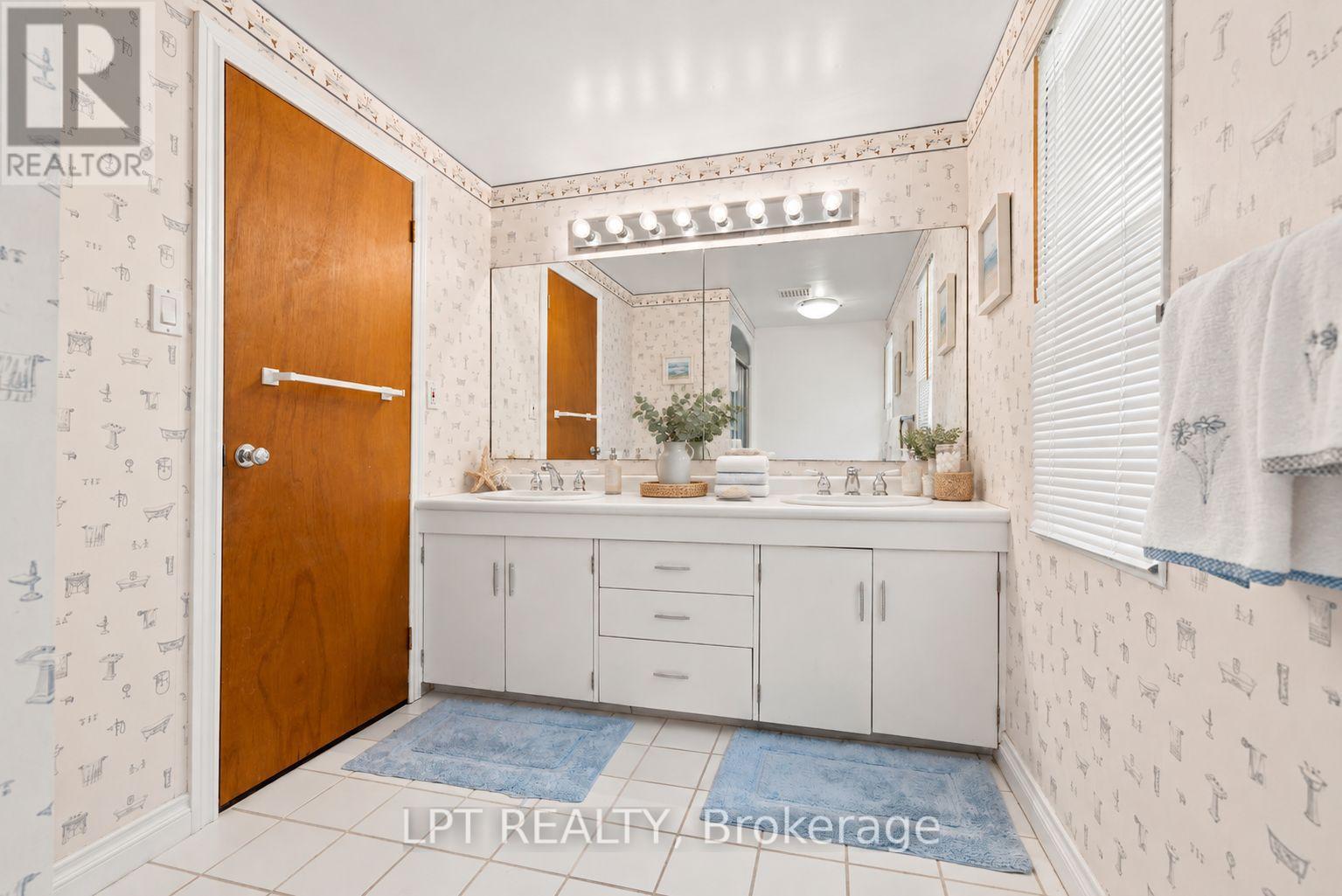 678 Lake Drive E Property Photo 36