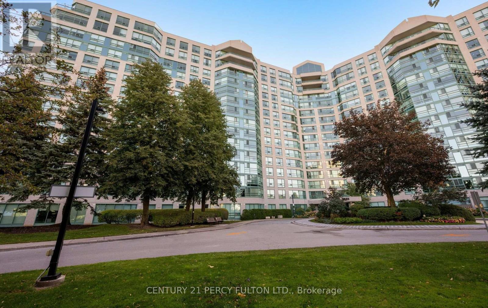 624 - 7825 Bayview Avenue Property Photo 1