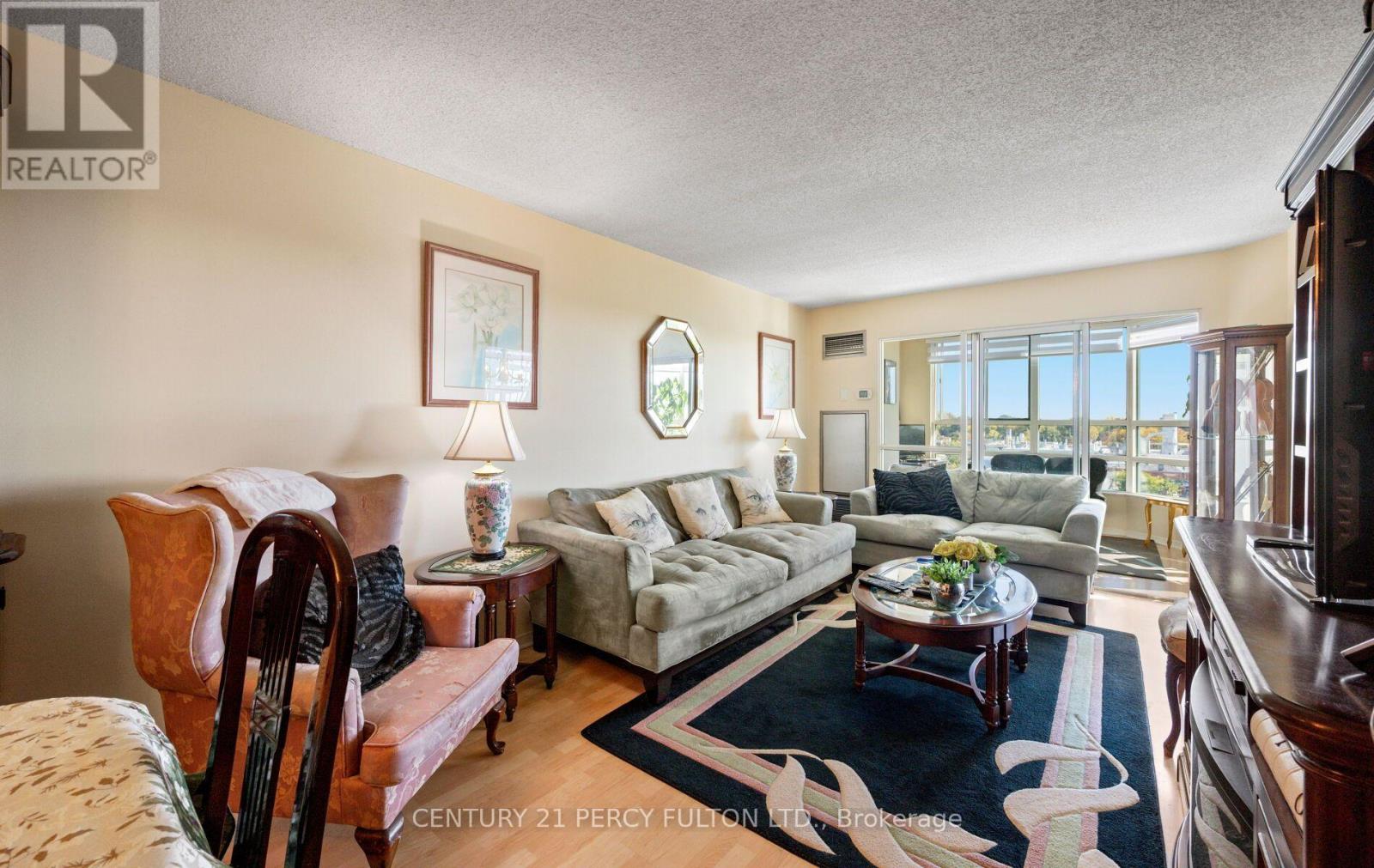 624 - 7825 Bayview Avenue Property Photo 8