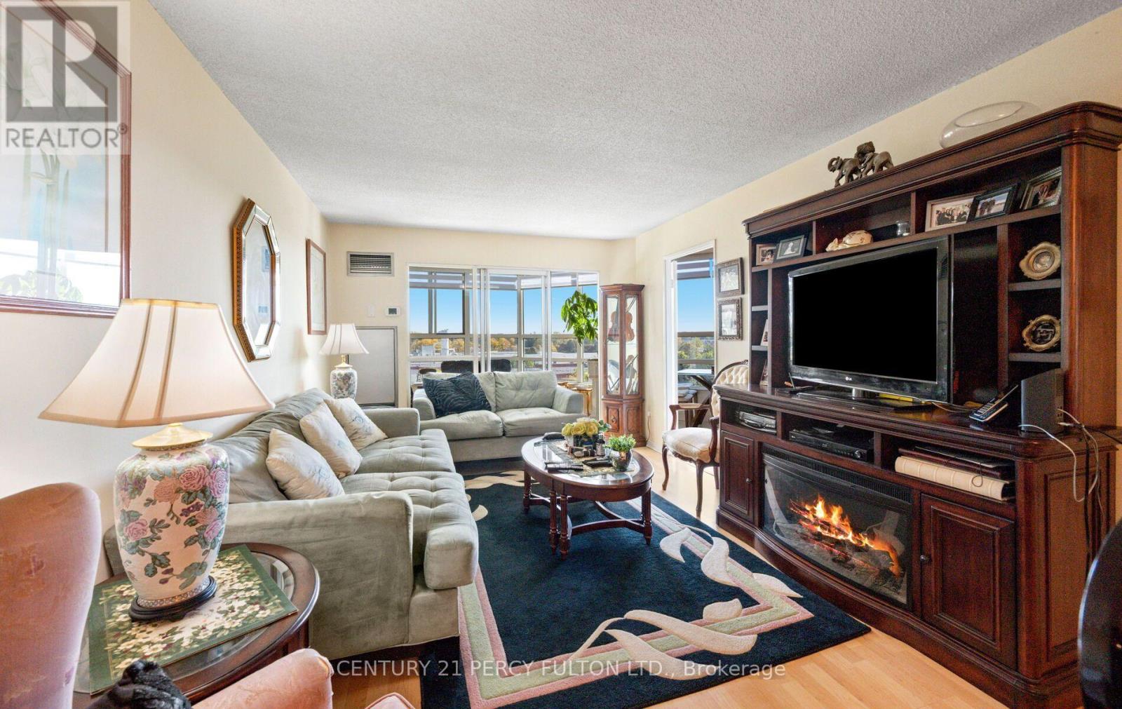 624 - 7825 Bayview Avenue Property Photo 9