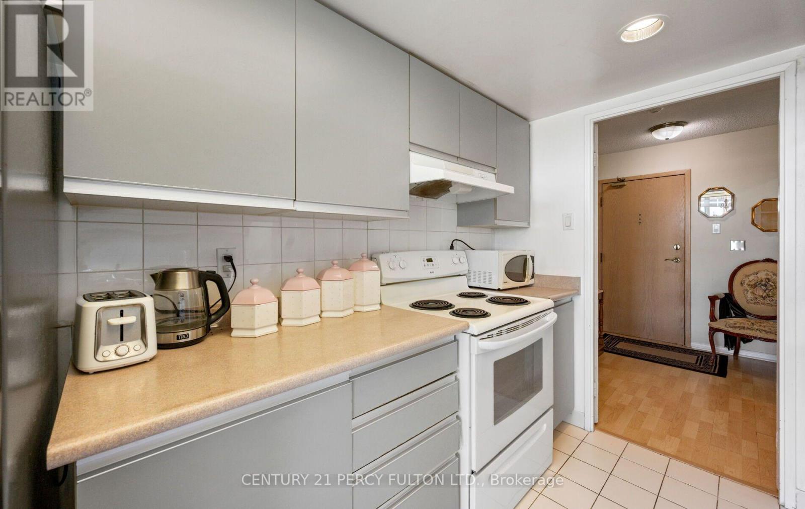 624 - 7825 Bayview Avenue Property Photo 16
