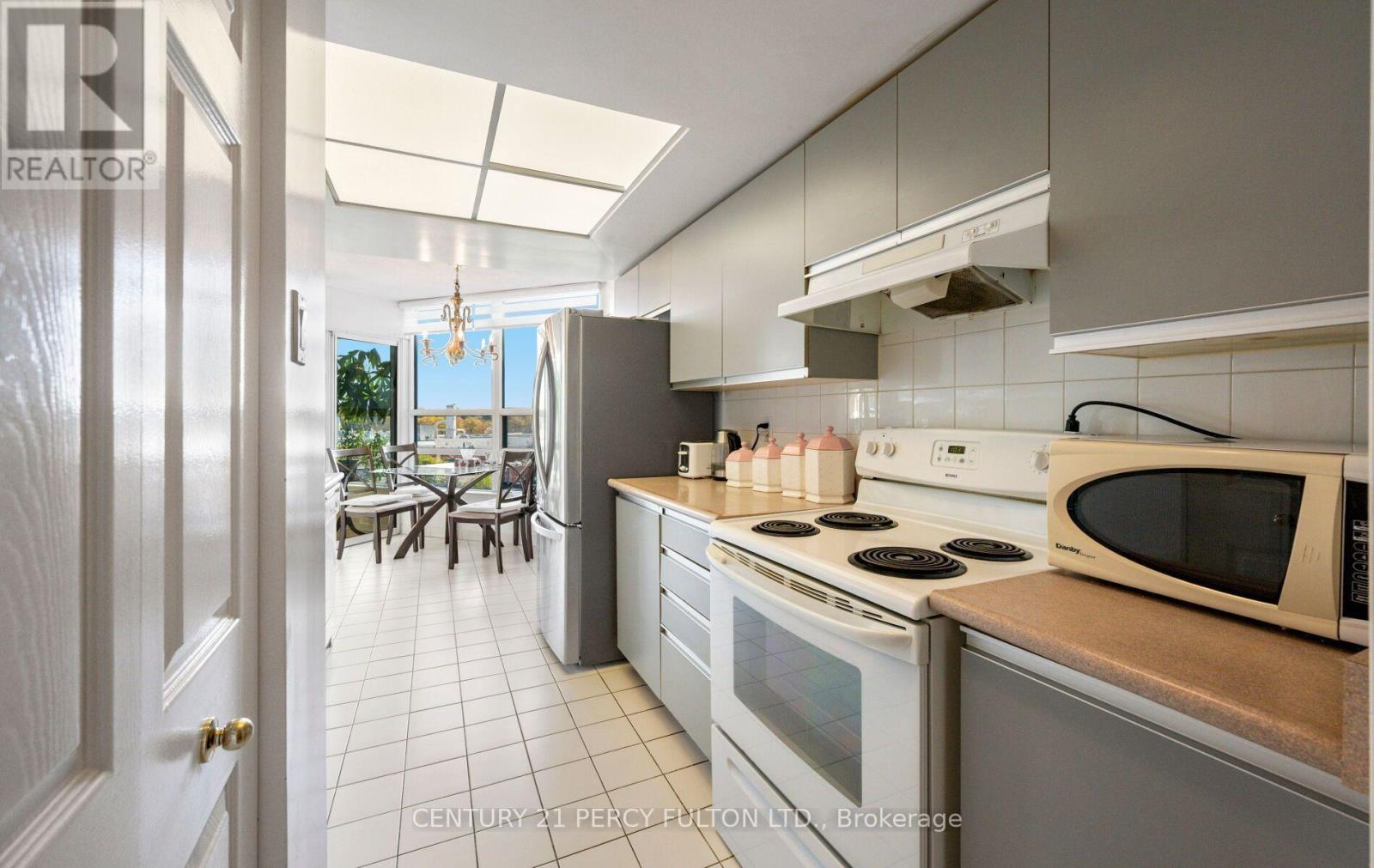 624 - 7825 Bayview Avenue Property Photo 17