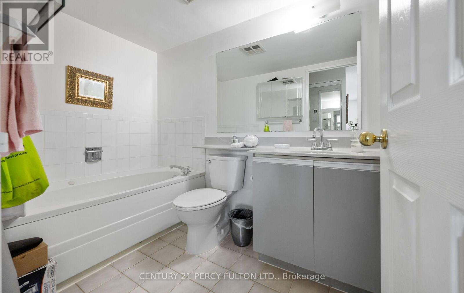 624 - 7825 Bayview Avenue Property Photo 23