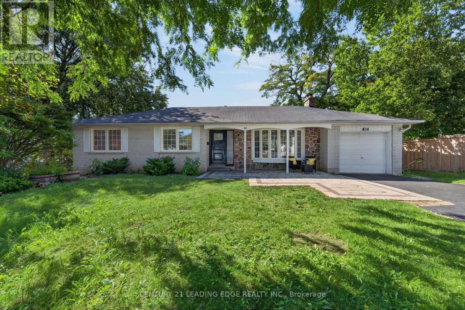 24 Lincoln Green Drive Property Photo 3