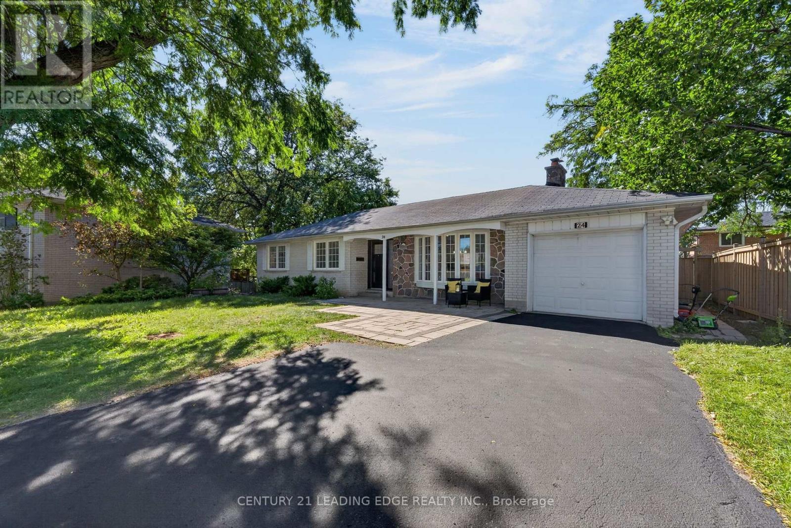 24 Lincoln Green Drive Property Photo 4