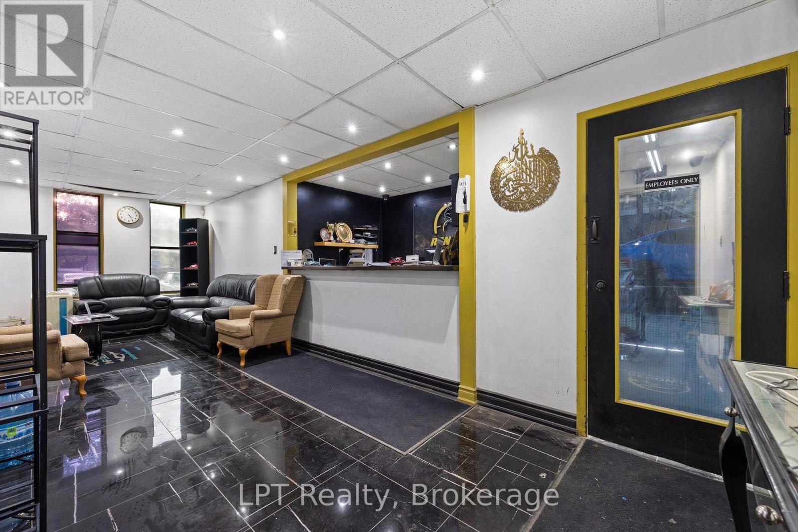 2 - 7 Harlech Court Property Photo 4