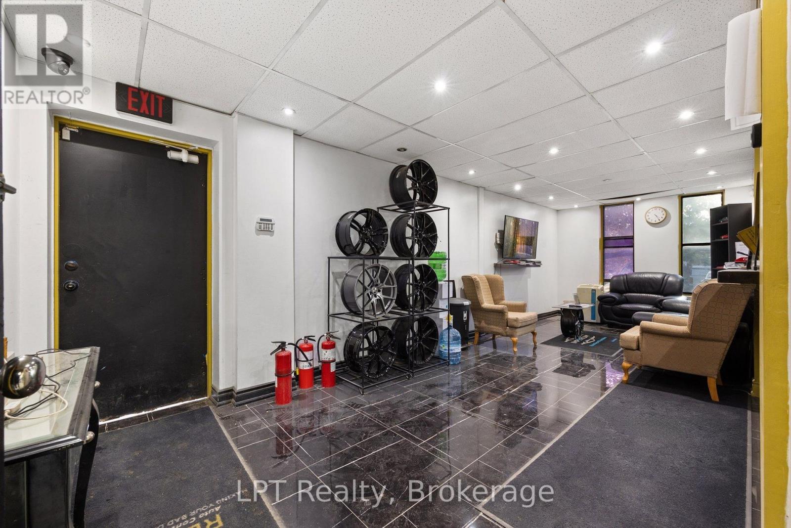 2 - 7 Harlech Court Property Photo 5