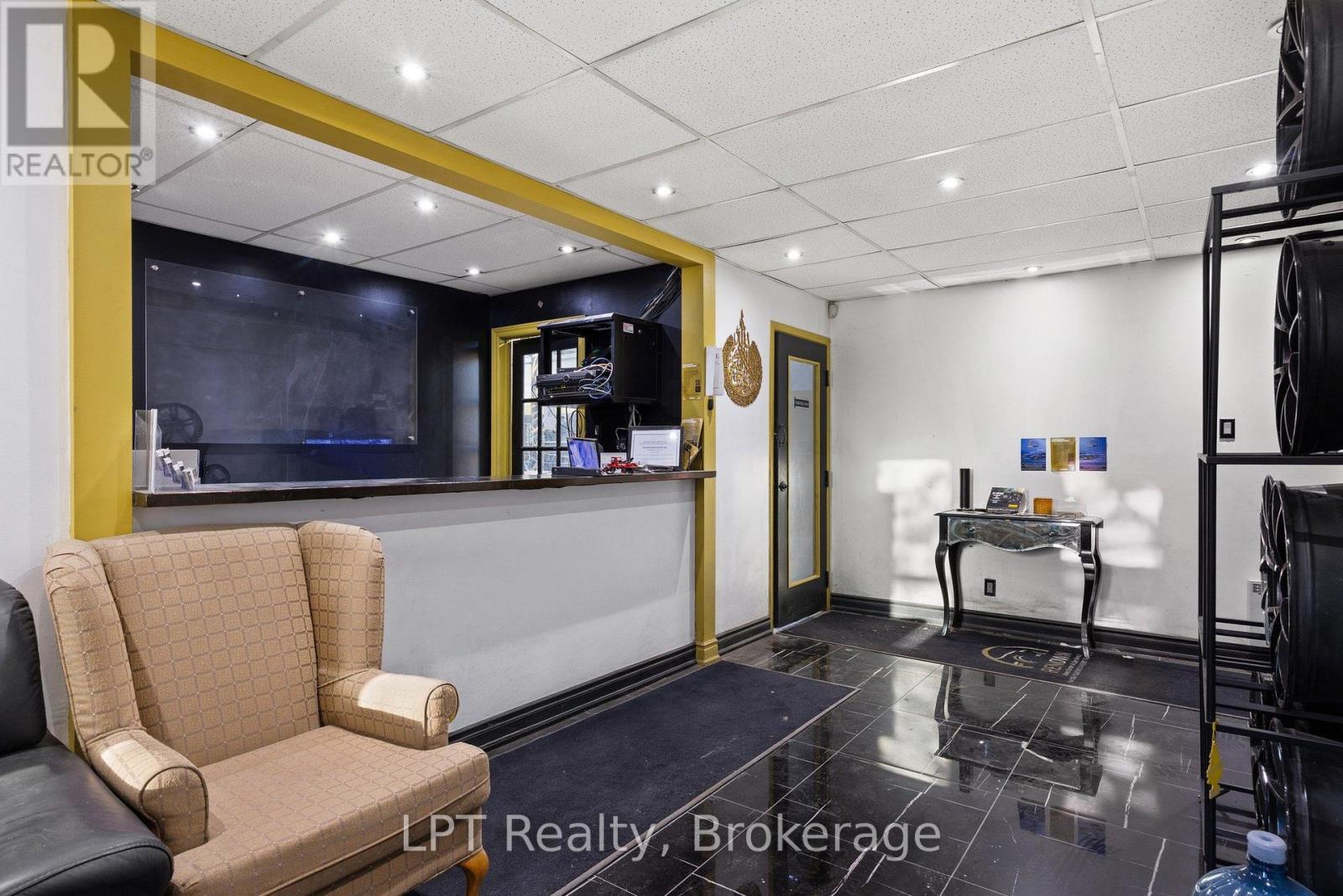2 - 7 Harlech Court Property Photo 6