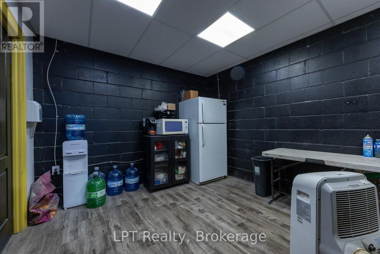 2 - 7 Harlech Court Property Photo 23