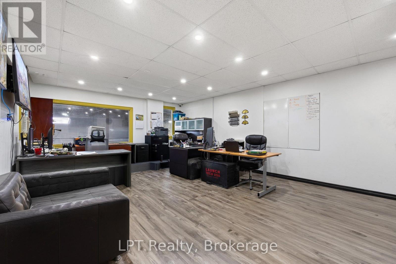 2 - 7 Harlech Court Property Photo 24