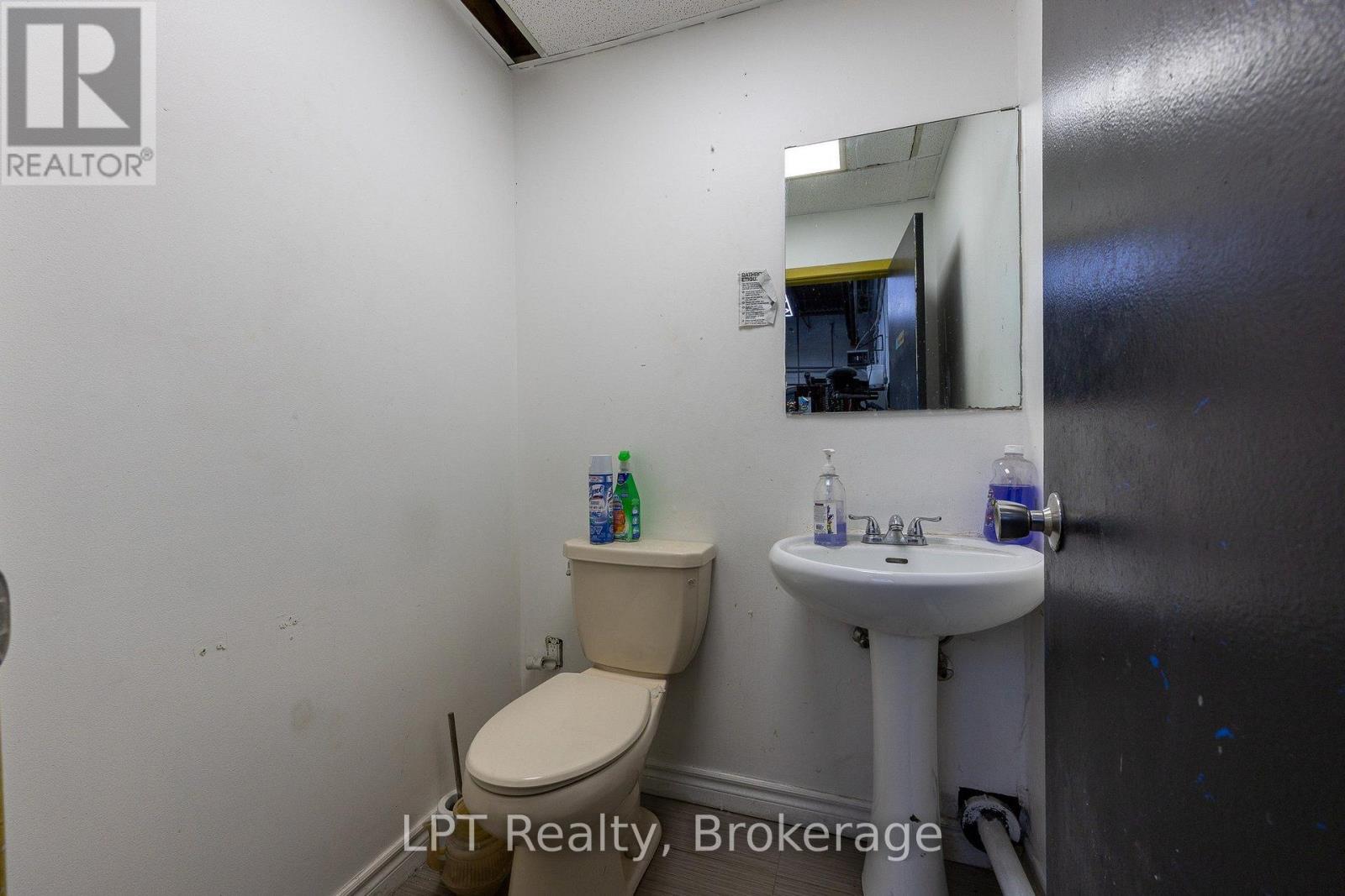 2 - 7 Harlech Court Property Photo 27