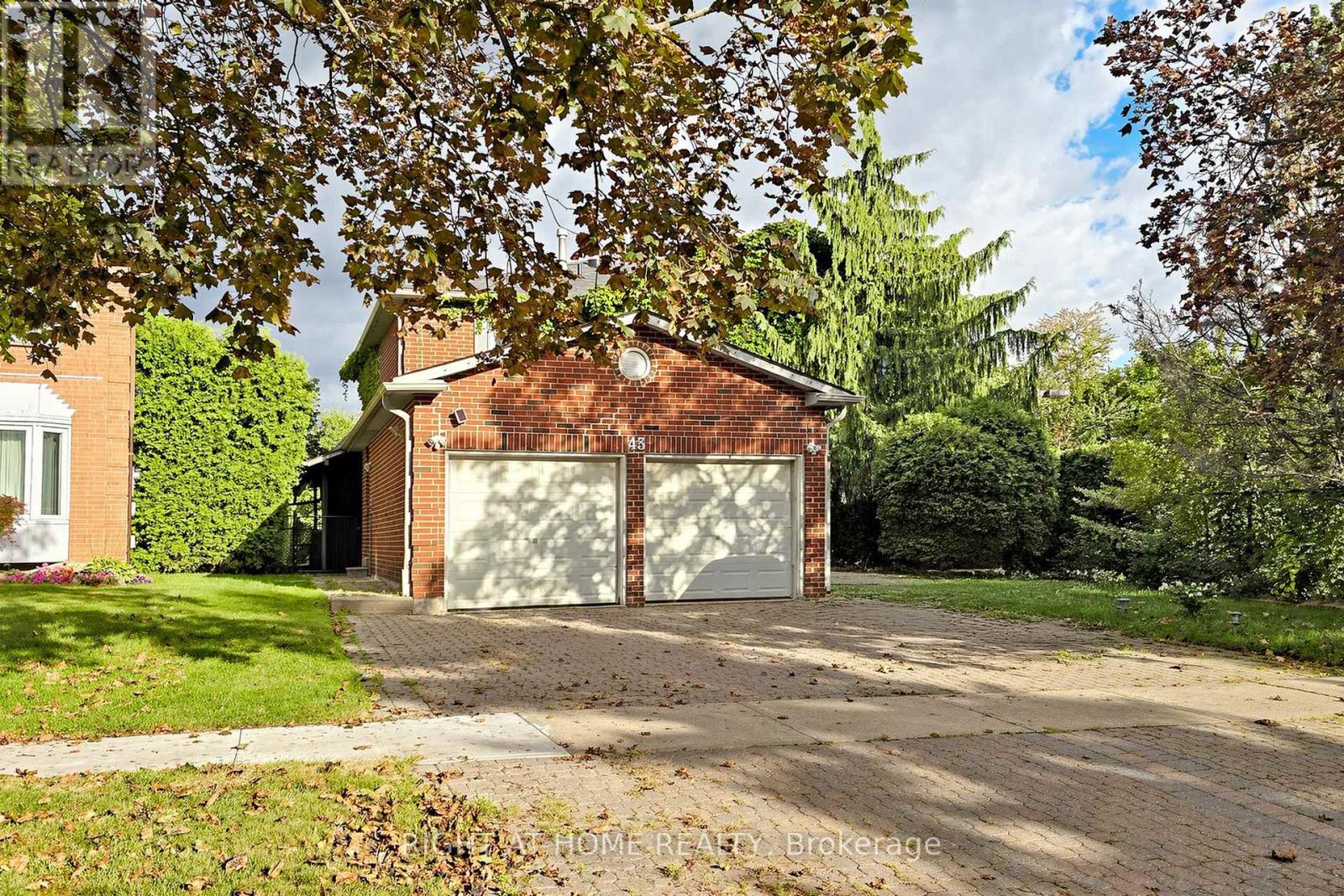 43 Topham Crescent Property Photo 3