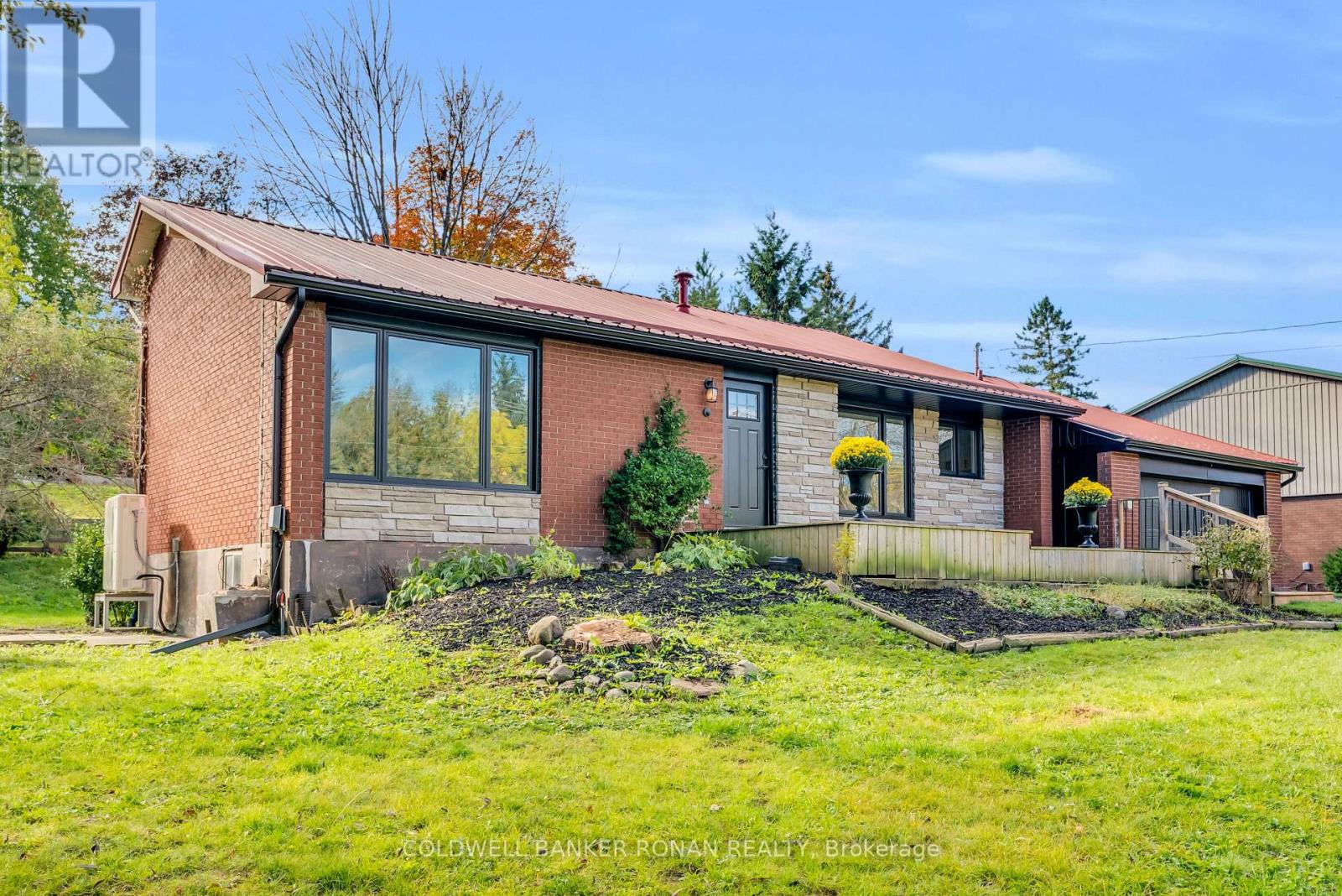 4411 7th Line Property Photo 2