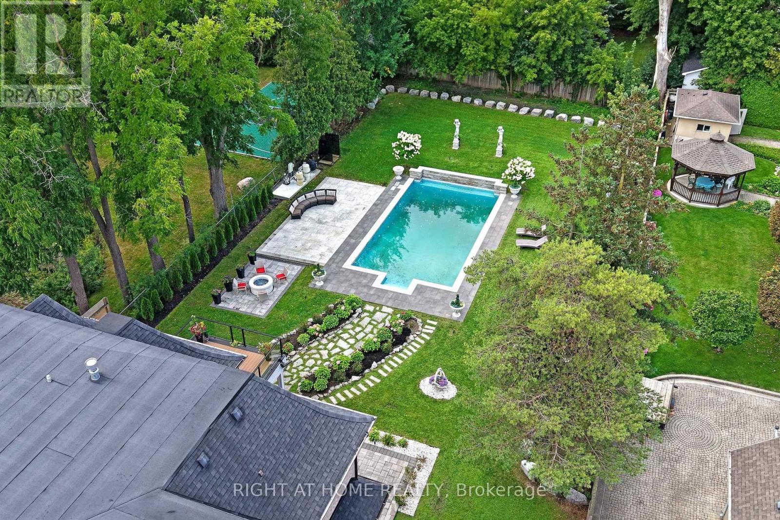 10 Yongeview Avenue Property Photo 5