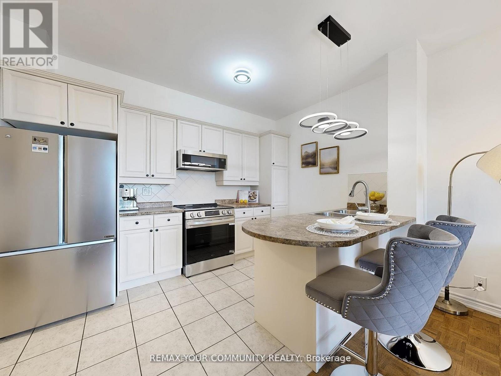 220 - 9519 Keele Street Property Photo 11