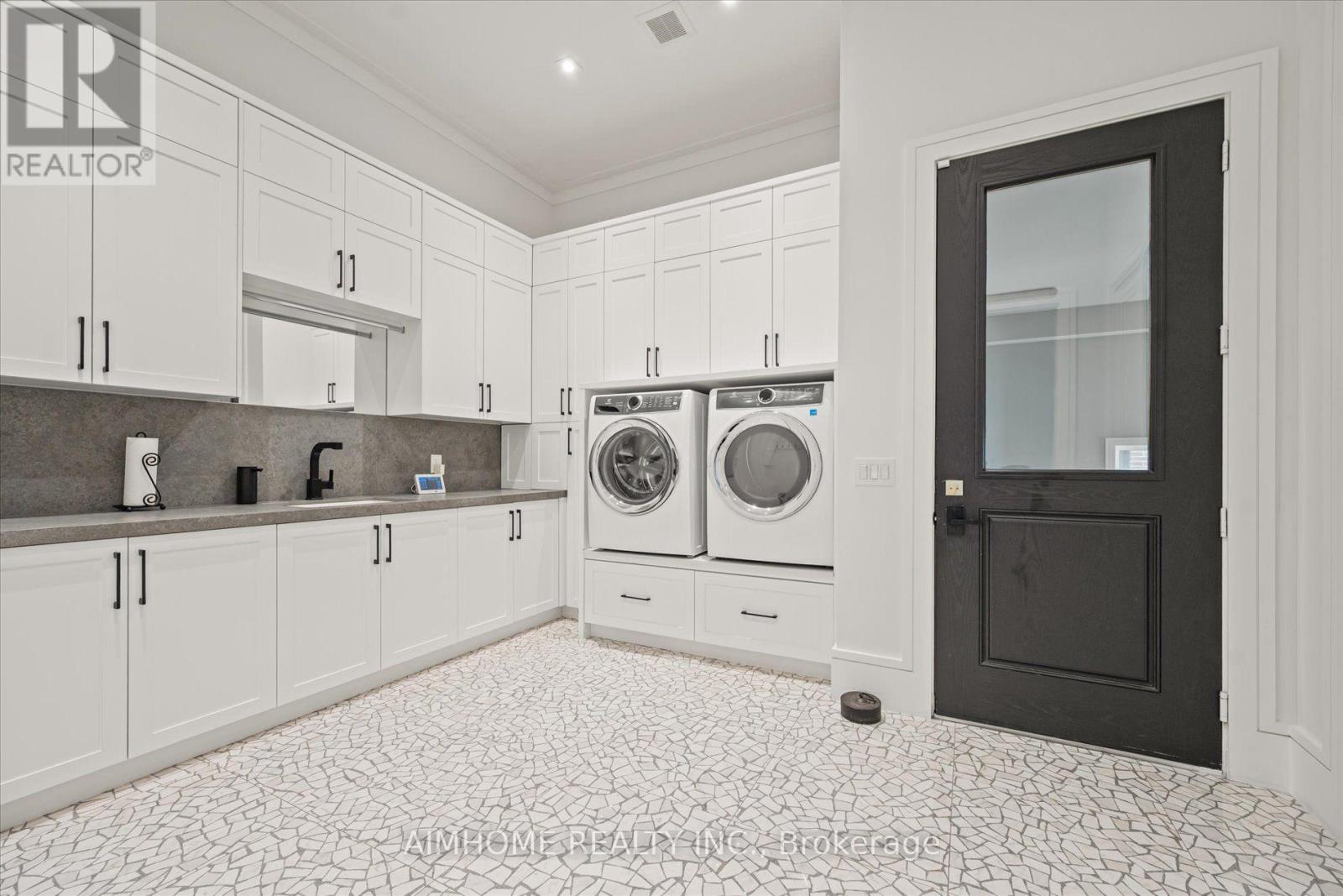 48 Maple Grove Avenue N Property Photo 22