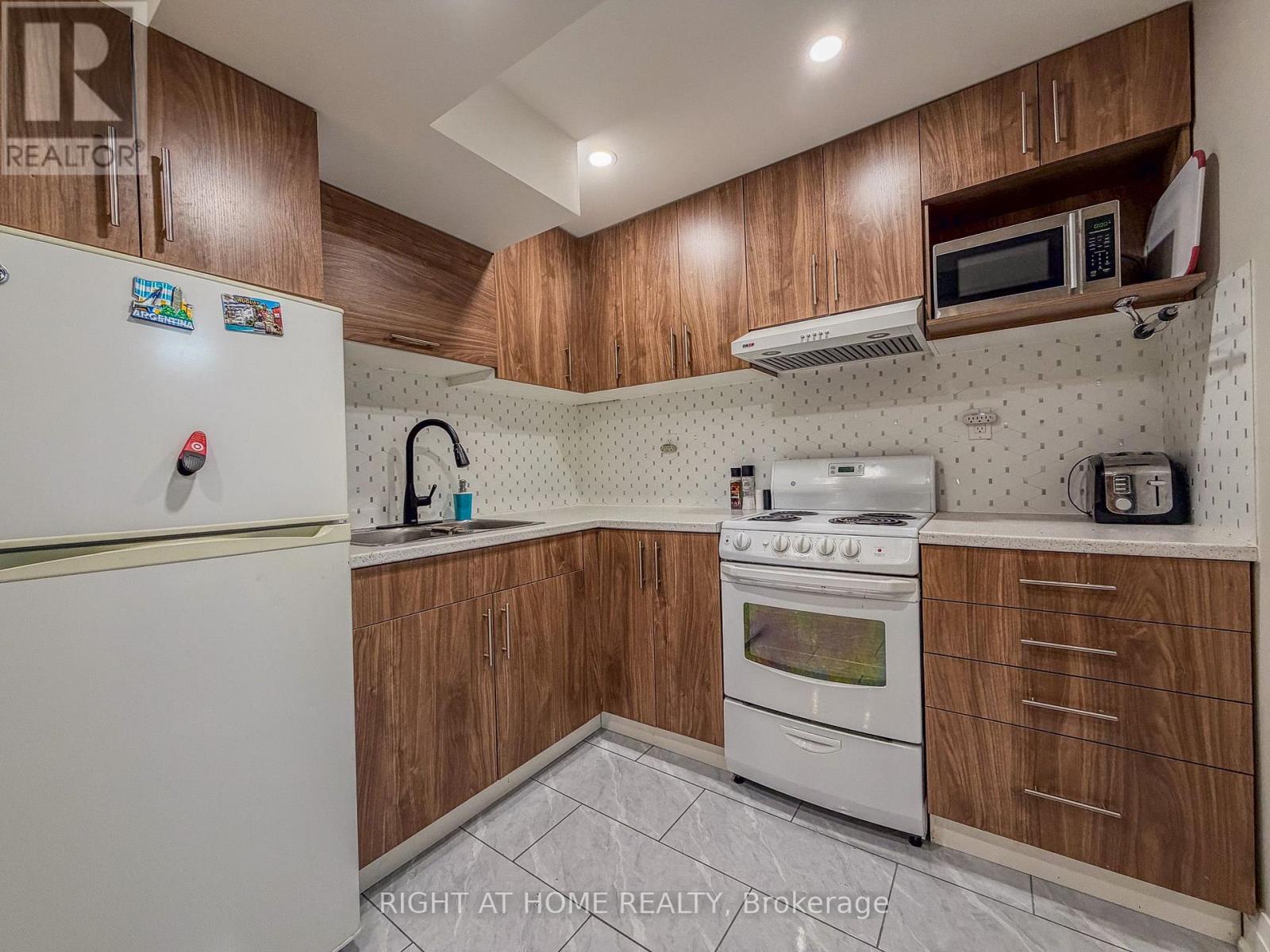 221 Tupper Boulevard Property Photo 19