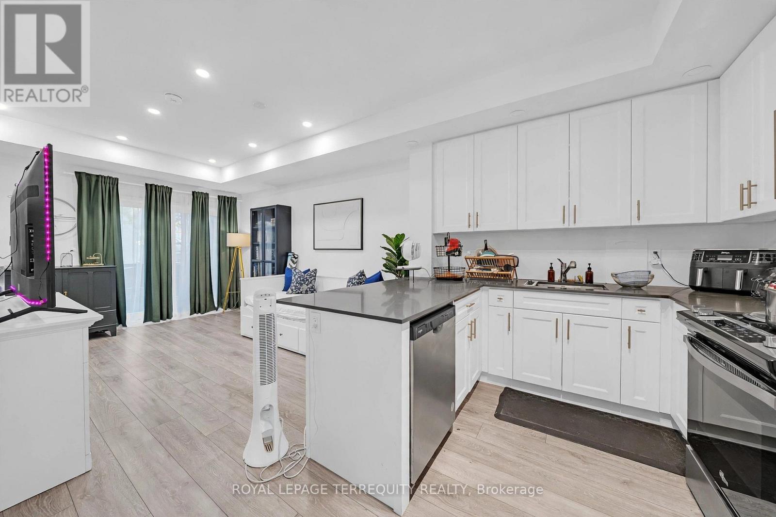 23 - 22 Lytham Green Circle Property Photo 9
