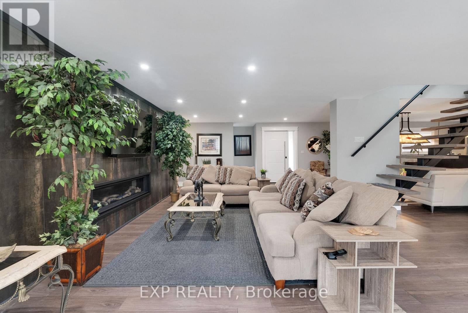143 Albert Street W Property Photo 4