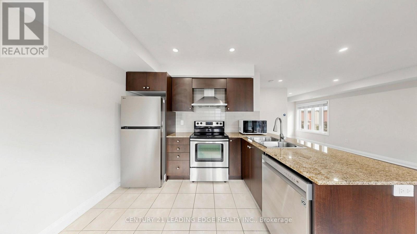 202 - 320 John Street Property Photo 15