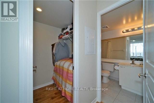 809 - 330 Red Maple Road Property Photo 5