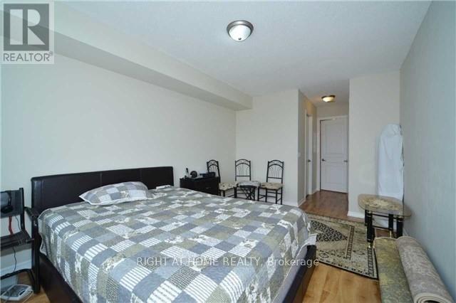 809 - 330 Red Maple Road Property Photo 7