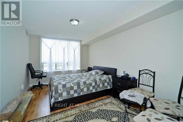 809 - 330 Red Maple Road Property Photo 8