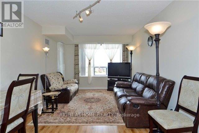 809 - 330 Red Maple Road Property Photo 10