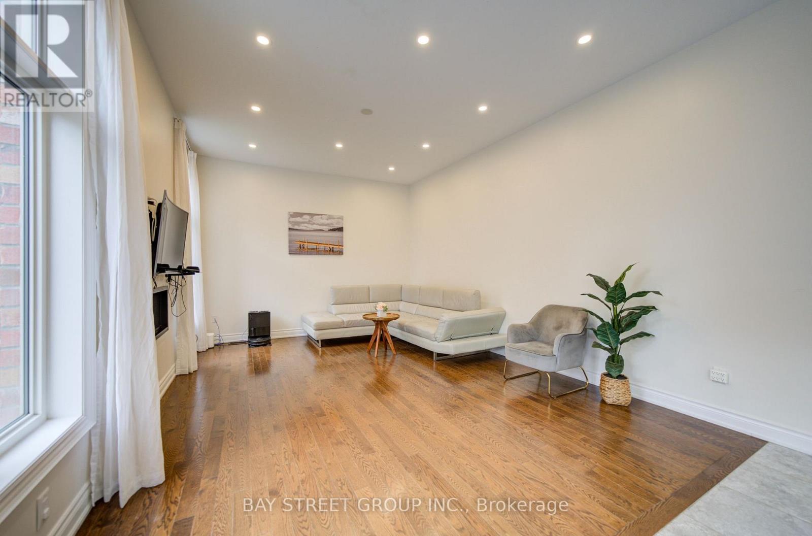 30 Ben Sinclair Avenue Property Photo 14