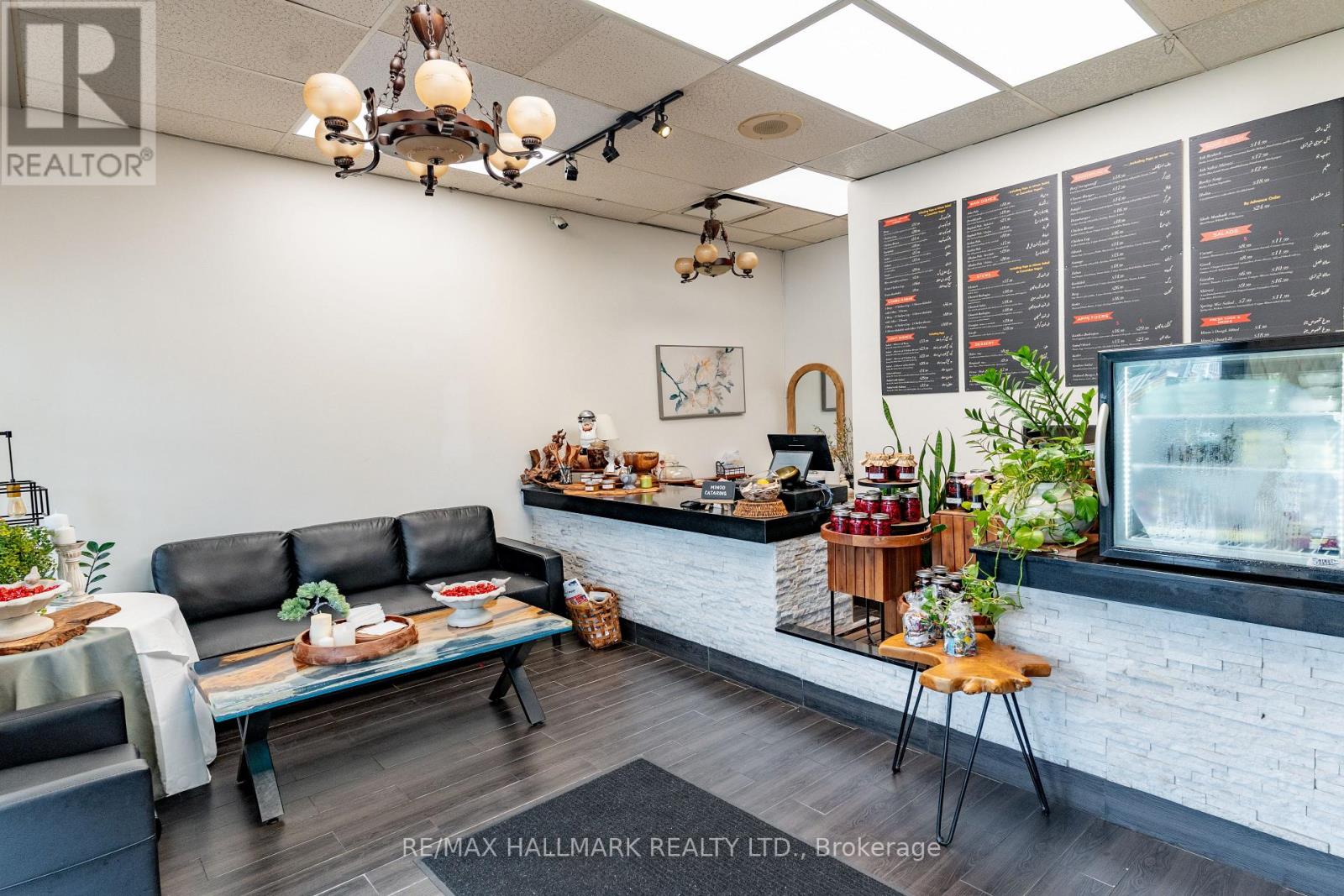 8053 Yonge Street Property Photo 3