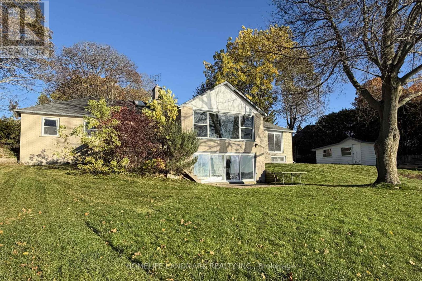 100 Lake Drive N Property Photo 3