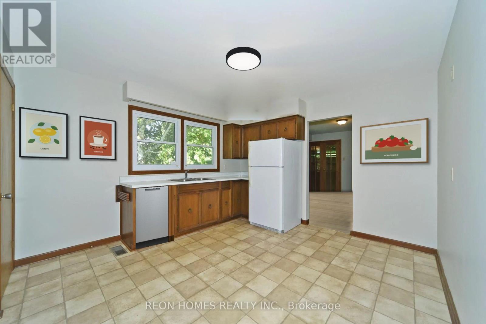 7658 Ninth Line Property Photo 2