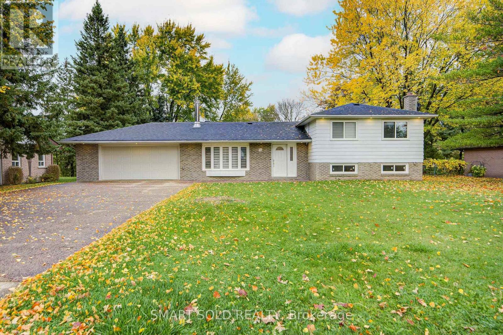 66 LAKELAND CRESCENT
