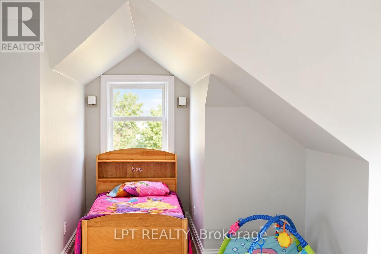 212 Cameron Crescent Property Photo 15