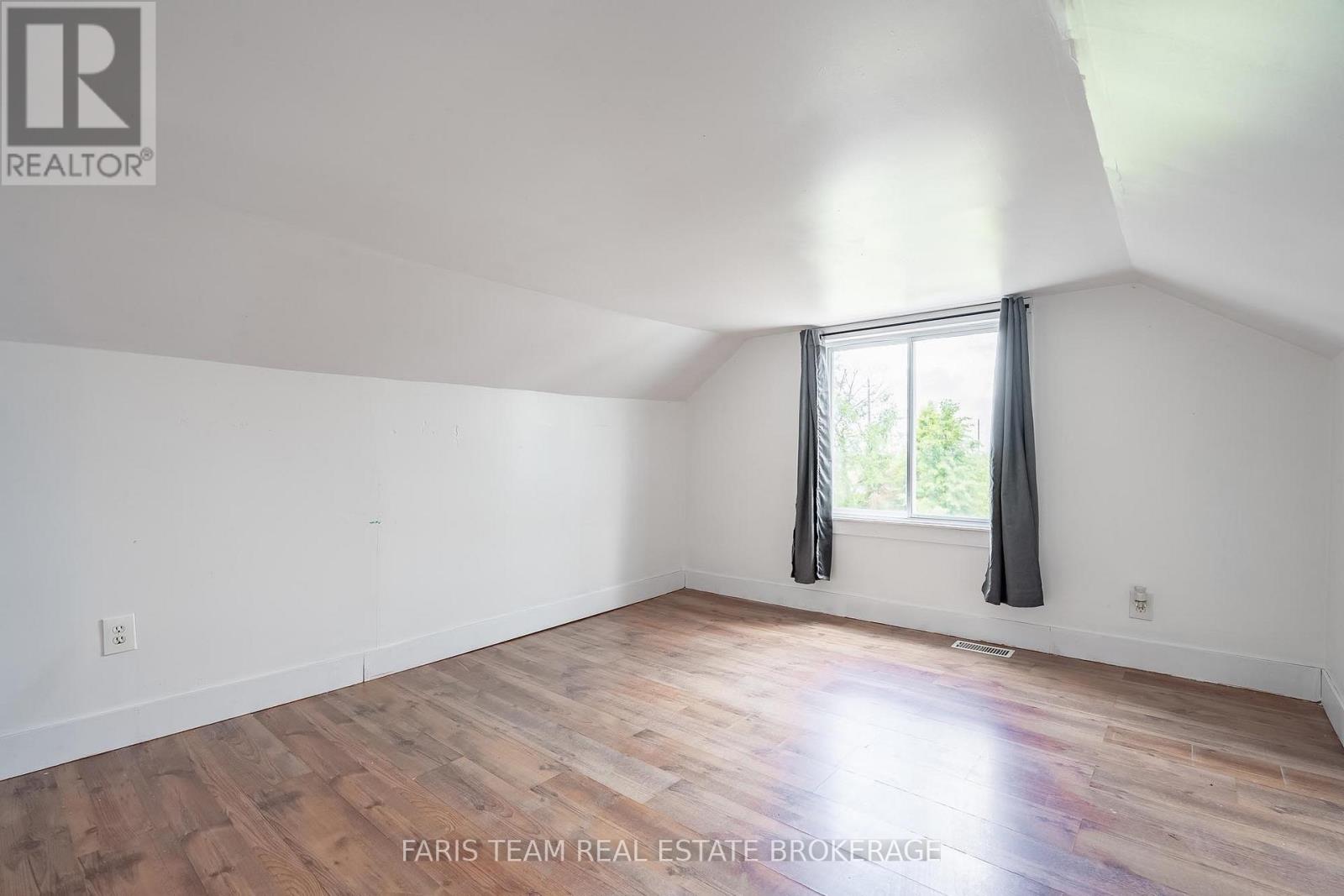 1221 10th Line Property Photo 17