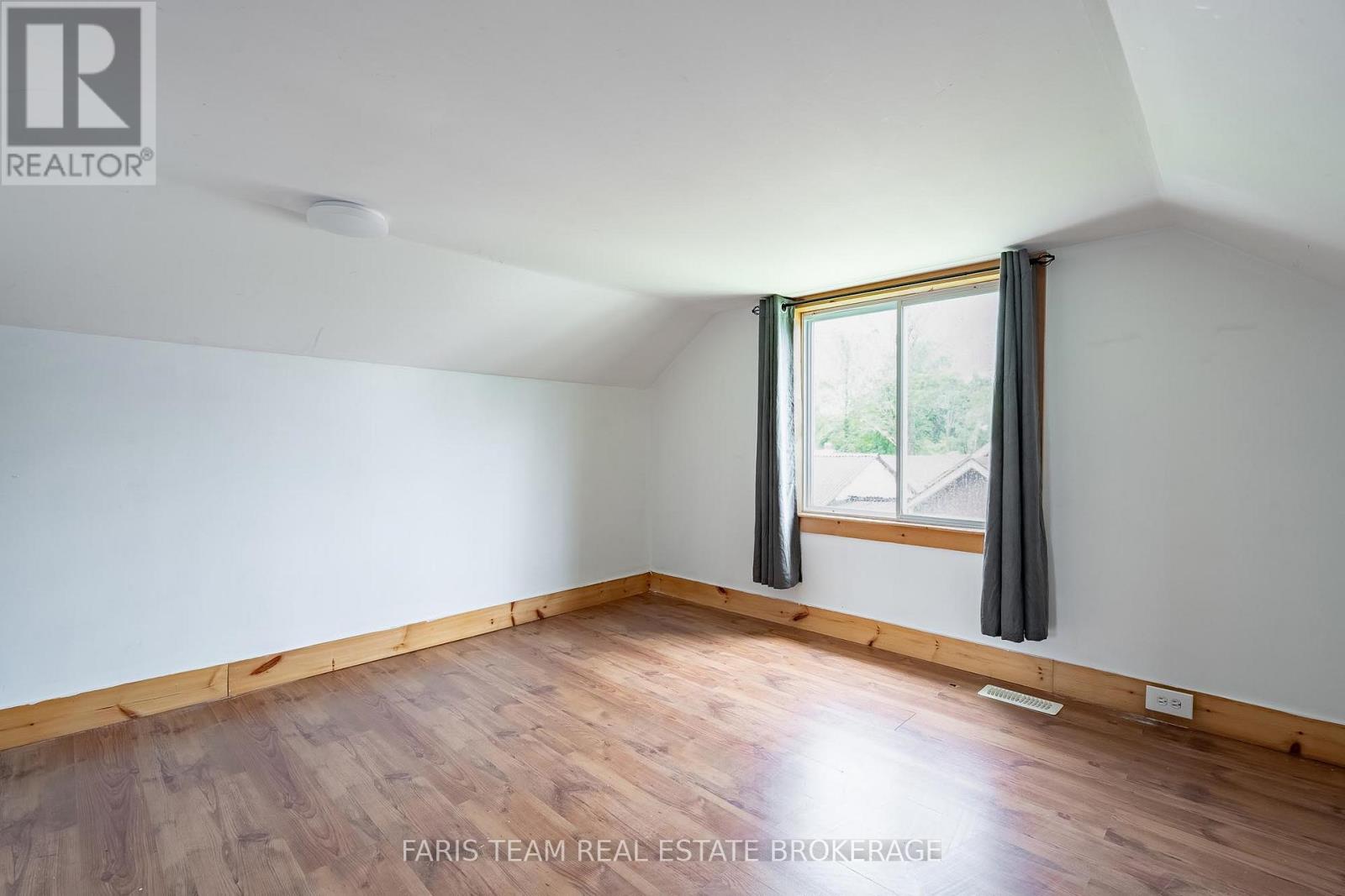 1221 10th Line Property Photo 19