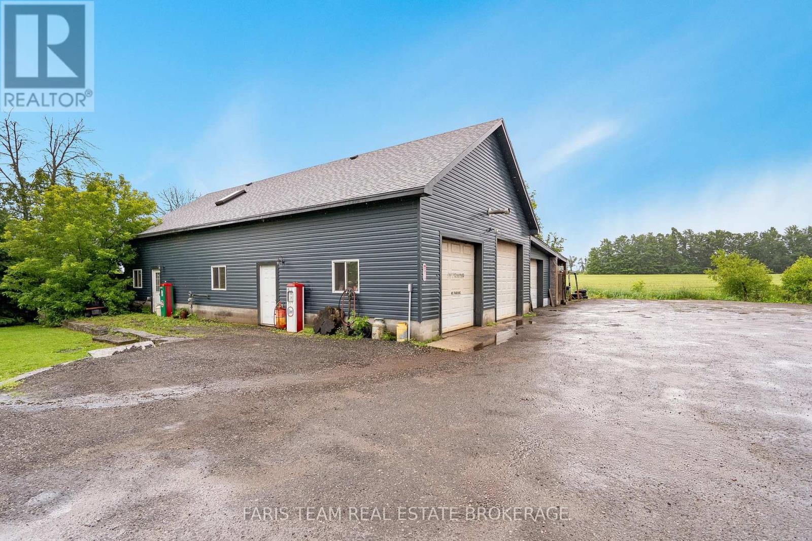 1221 10th Line Property Photo 27