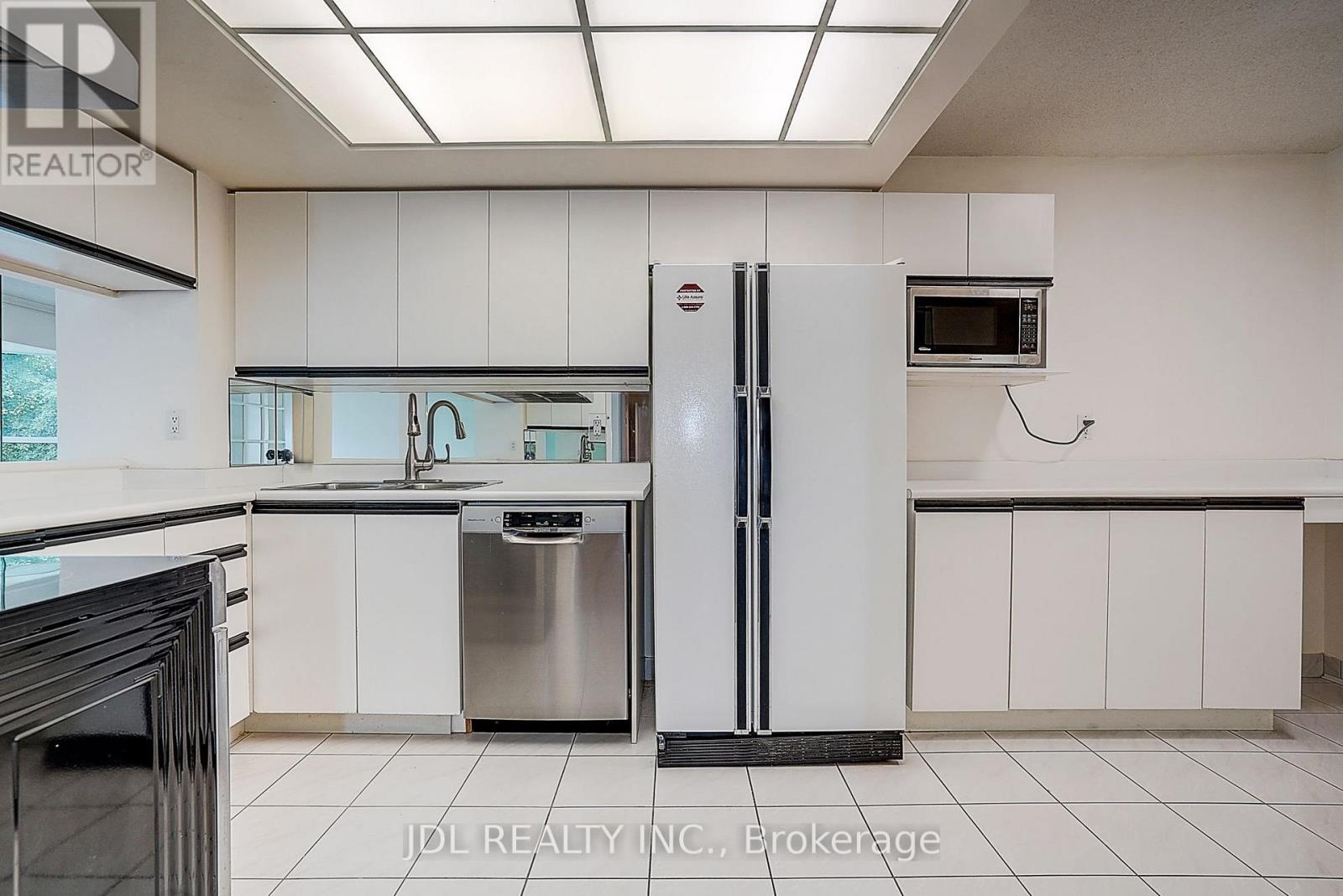 219 - 7825 Bayview Avenue Property Photo 18